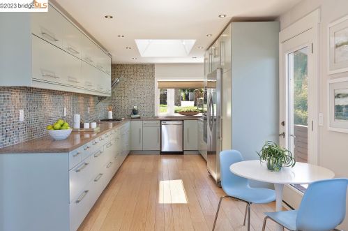 6361 Ascot Dr, Oakland CA 94611-1710 exterior