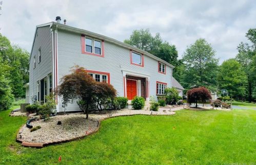 19 Walts Hl, Bloomfield, CT 06002-1202