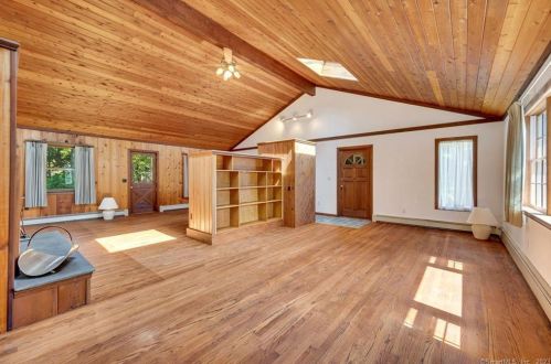 61 Cow Path Dr, Stamford CT  06902-1016 exterior