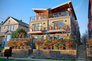 560 Ward St, Seattle, WA 98109-3948
