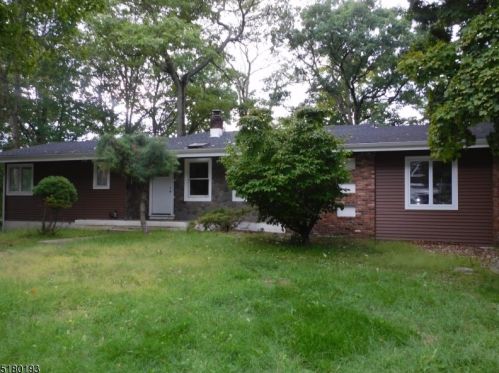 142 Kitchell Lake Dr, West Milford Lakes, NJ 07480-4404