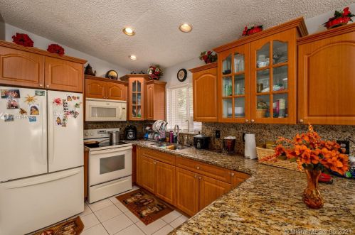 3153 70th Ter, Hialeah FL  33018-5272 exterior