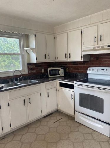 28 Azalea Rd, South Kingstown RI  02882-2531 exterior