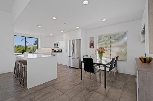 16 Palomas Dr, Rancho Mirage CA  92270-4747 exterior