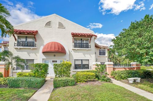 15 Uno Lago Dr, West Palm Beach, FL 33408-2661