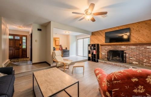 17 Brookfield Dr, East Lyme, CT 06333-1305