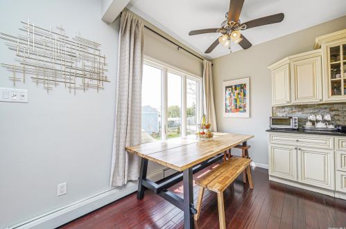 88 Doges Promenade, North Lindenhurst NY  11757-6405 exterior