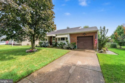 6 Glenview Dr, Riverton, NJ 08077-2136