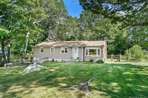 6 East Dr, Gales Ferry CT  06335-1610 exterior