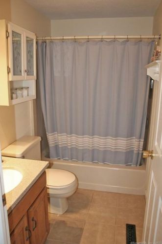 121 Jerry Daniels Rd, East Hampton CT  06447-1230 exterior