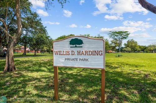 19621 58 Ave, Hialeah FL  33015-4909 exterior