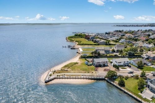 357 Ocean Ave, Amityville, NY 11701-3659