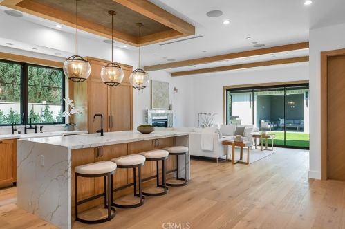 4765 Lemona Ave, Van Nuys CA 91405-4530 exterior