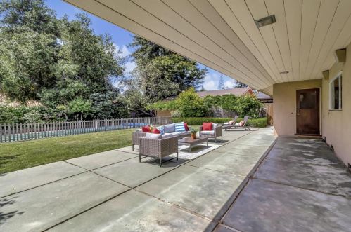 1558 Edgewood Dr, Palo Alto CA  94303-2819 exterior