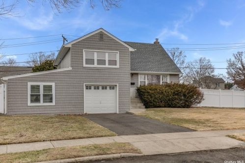 590 Dianne St, Seaford, NY 11783-1111
