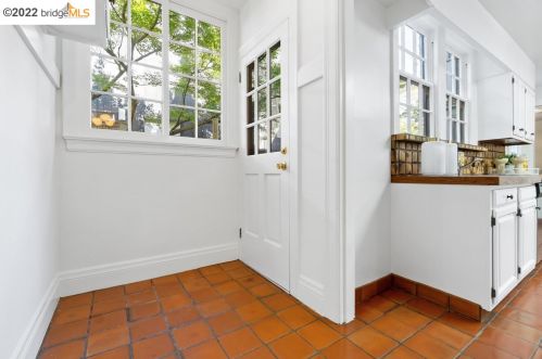 35 Craig Ave, Oakland CA  94611-3701 exterior