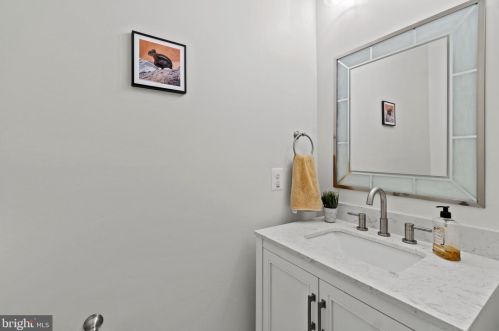 11410 Hollow Timber Ct, Herndon VA  20194-1980 exterior