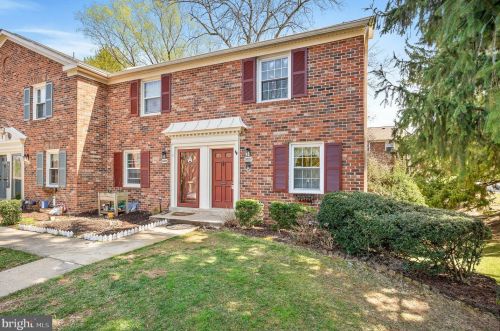 5827 Torington Dr, Springfield, VA 22152-1051