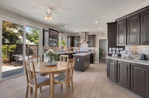 1413 Casablanca Cir, Gilroy CA 95020-7467 exterior