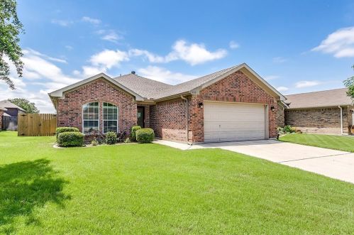 1400 Sierra Blanca Dr, Burleson TX  76028-6849 exterior
