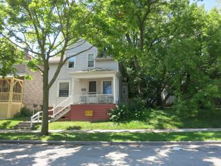 1813 Windsor Pl, Milwaukee WI  53202-1112 exterior