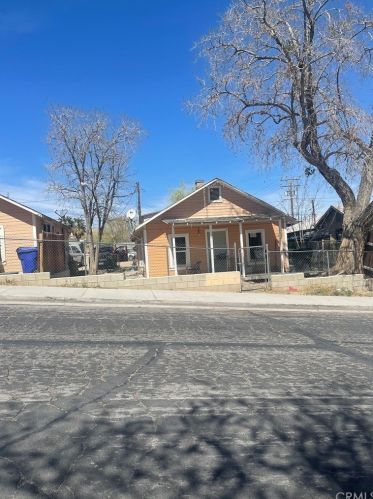 15592 4th St, Victorville, CA 92395-3158