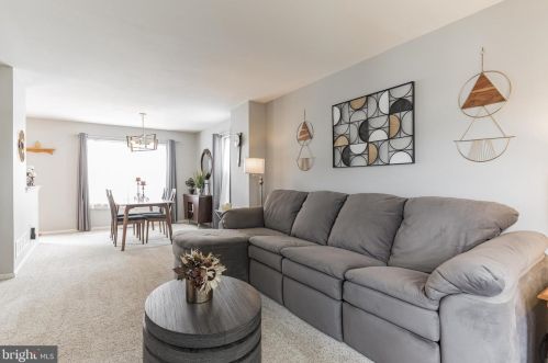 102 Yorktown Rd, Collegeville, PA 19426-1734