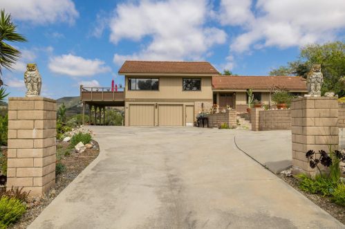 1621 Arrow Wood Ln, Vista, CA 92084-4734