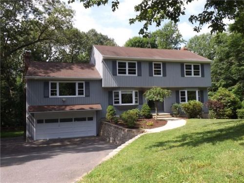 76 Old Hollow Rd, Bridgeport, CT 06611-5523