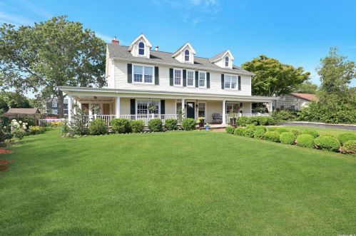 7 Christopher Ct, Babylon, NY 11702-3701