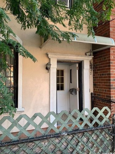 39-10 Crescent St, Long Island City, NY 11101-3246