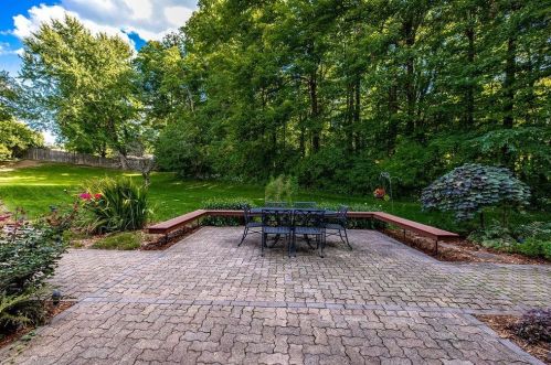 2002 Beechcroft Ct, Cincinnati OH 45233-1713 exterior