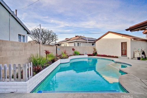 5207 Stevely Ave, Lakewood CA  90713-2114 exterior