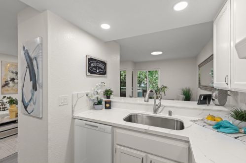 858 La Barbera Dr, San Jose CA  95126-3931 exterior