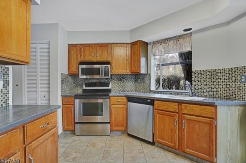 2 Brigade Ct, Bedminster NJ  07921-1838 exterior