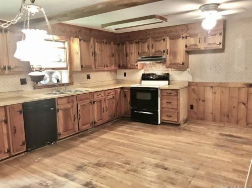 132 Stoddards Wharf Rd, Gales Ferry, CT 06335-1128
