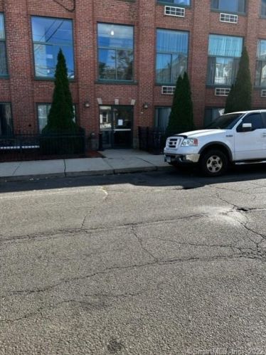 390 Charles St, Bridgeport CT  06606-5651 exterior