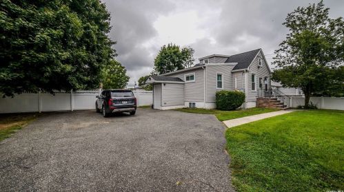 119 Arthur Ave, Babylon, NY 11704-5725