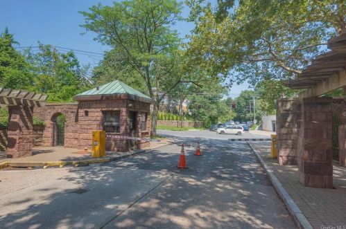 161 Pearsall Dr, Mount Vernon NY  10552-3942 exterior