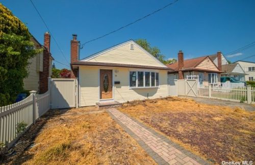 25 Elgin Rd, Amityville, NY 11701-4021
