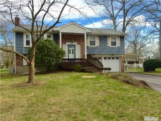 26 Del Pl, Hauppauge, NY 11788-1619