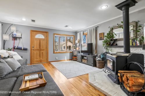 4 Krueger Pl, Middletown NJ  07748-5729 exterior