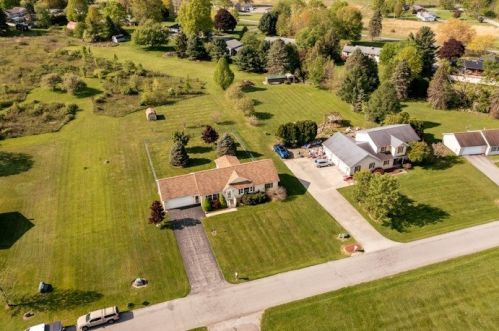 7 Windsor Dr, Greenville, PA 16125-9736