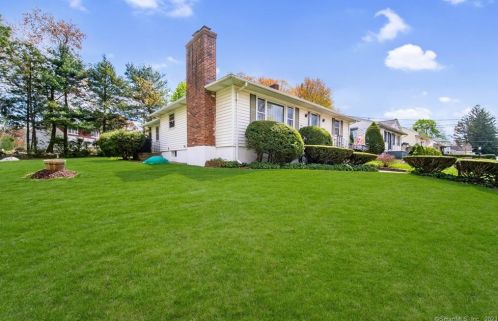 52 Leaf Ave, Waterbury, CT 06705-3116