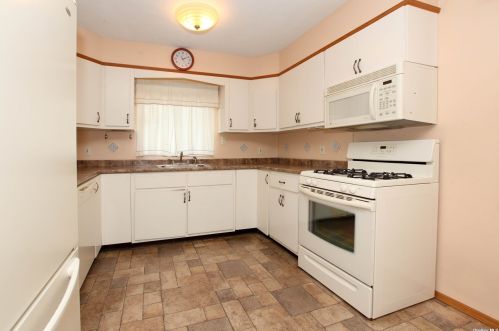 472 Piping Rock Rd, Seaford NY  11783-1038 exterior