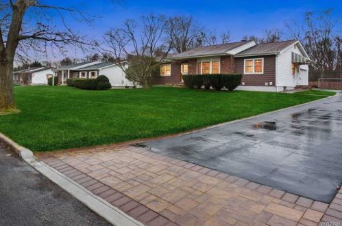 28 Roundtree Dr, San Remo, NY 11754-5118