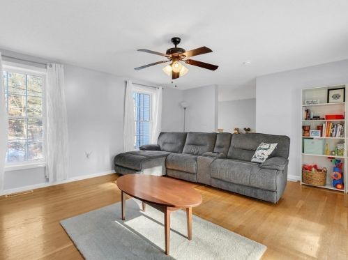 8 Town Farm Rd, Salem NH  03079-2454 exterior