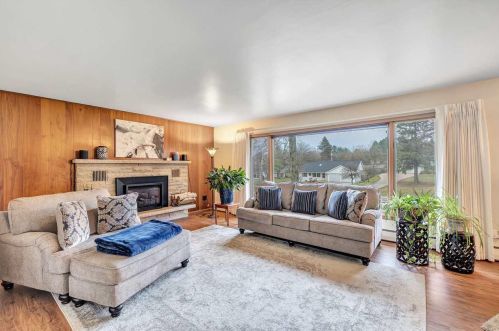 2738 Oakwood Dr, Green Bay, WI 54304-1619