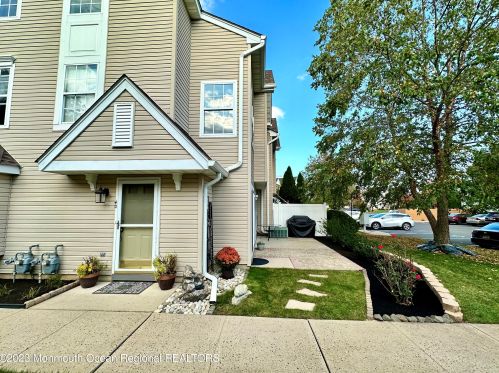 40 Dover Ct, Tinton Falls, NJ 07712-7764