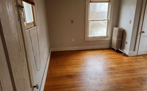 38 Crescent Pl, Middletown NY  10940-5627 exterior